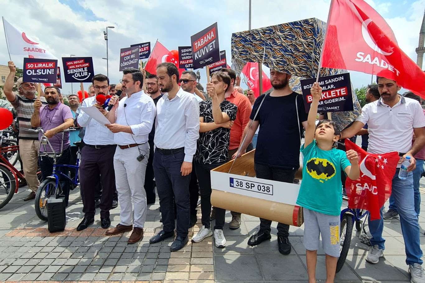 Saadet Partisi Kayseri İl Başkanlığı ülkede yaşanan zamları protesto etti Saadet Partisi Kayseri İl Başkanlığı ülkede yaşanan zamları protesto etti